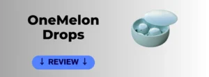Onemelon Drops draadloze oordopjes, liggend in hun oplaadcase. De oordopjes zijn klein en compact, met een ergonomisch design voor een comfortabele pasvorm. De oplaadcase is stijlvol en draagbaar, perfect om de oordopjes onderweg op te laden.